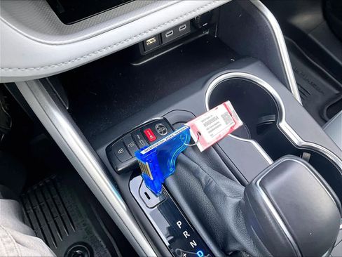 Used 2024 Toyota Highlander XLE image 32