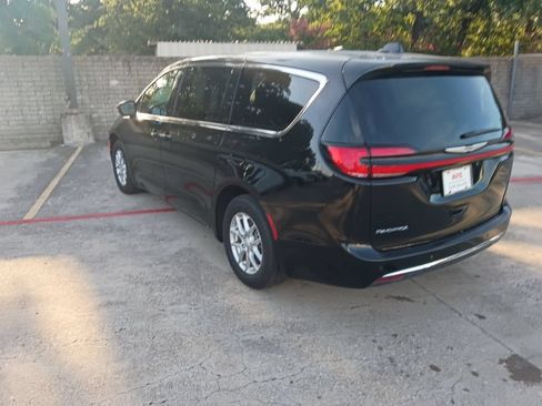 Used 2025 Chrysler Pacifica Select FWD image 8
