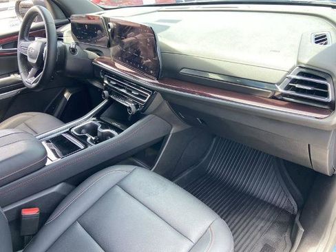 Used 2025 Chevrolet Traverse Z71 w/ LPO, Illumination Package AWD/4WD image 25