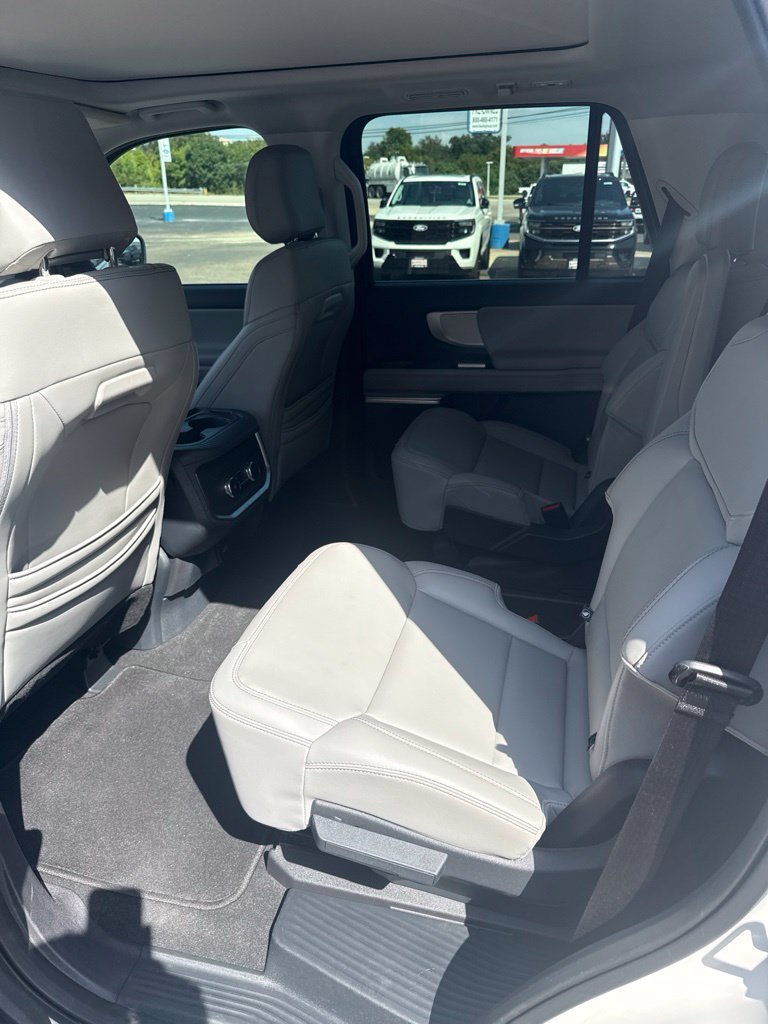 Used 2025 Ford Expedition Active RWD image 5