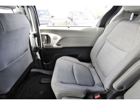 Used 2022 Toyota Sienna LE FWD image 16