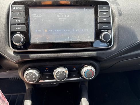Used 2022 Nissan Versa S FWD image 23