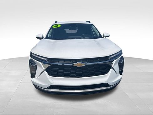 Used 2025 Chevrolet Trax LT w/ LT Convenience Package FWD image 9