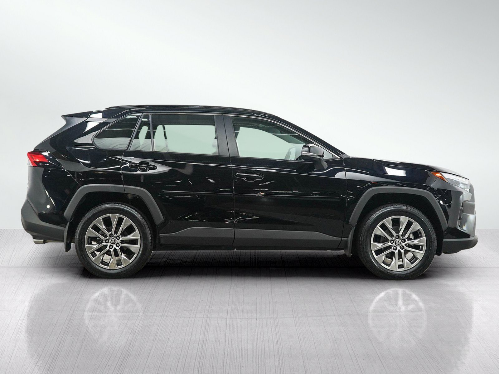 Used 2023 Toyota RAV4 XLE Premium AWD/4WD image 6