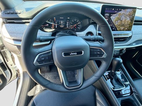 Used 2023 Jeep Compass Latitude AWD/4WD image 37