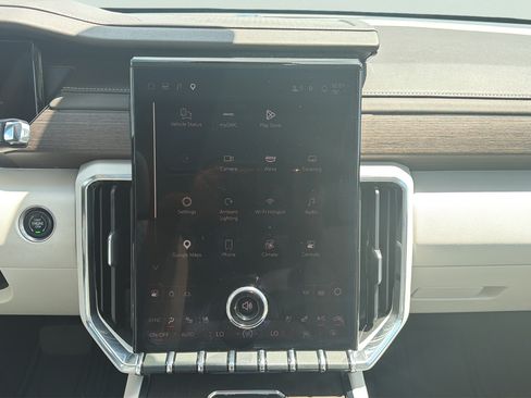 Used 2025 GMC Acadia Denali FWD image 16