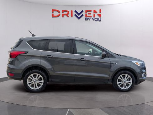 Used 2019 Ford Escape SE image 6