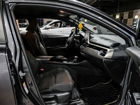 Used 2019 Toyota C-HR XLE FWD image 32