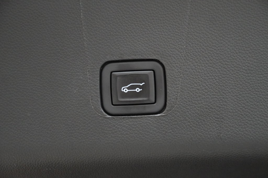 Used 2023 Chevrolet Traverse LT w/ LT Premium Package AWD/4WD image 16
