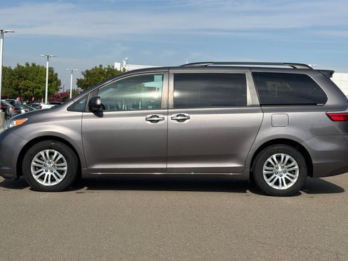 Used 2016 Toyota Sienna XLE w/ XLE Navigation Package FWD image 7