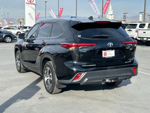 Certified 2023 Toyota Highlander XLE image 3