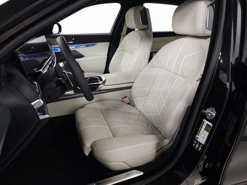 Used 2025 BMW 760i xDrive w/ Premium Package image 17