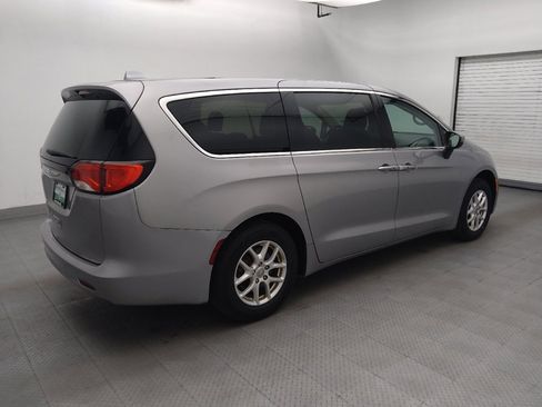 Used 2017 Chrysler Pacifica Touring FWD image 10