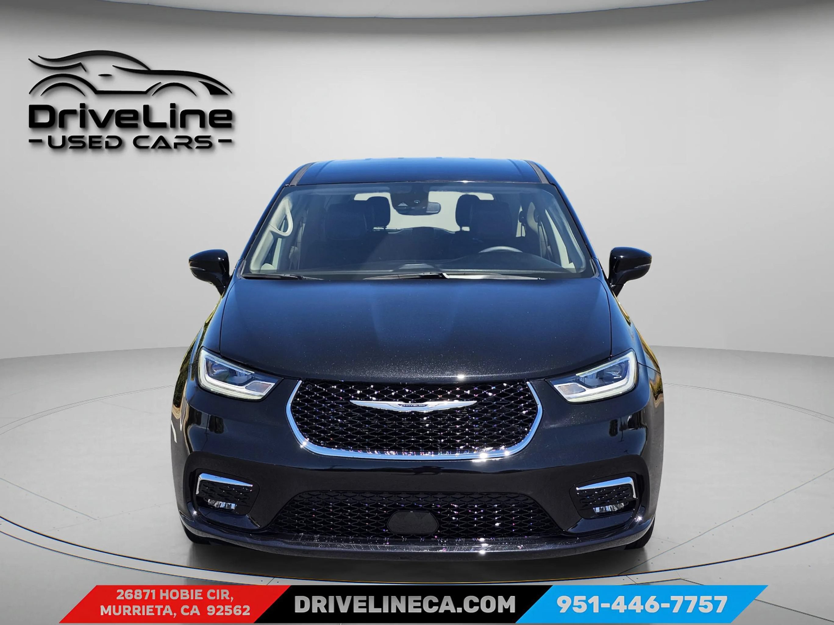 Used 2024 Chrysler Pacifica Touring-L FWD image 2