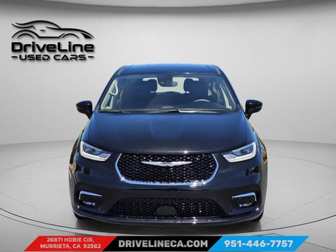 Used 2024 Chrysler Pacifica Touring-L FWD image 2