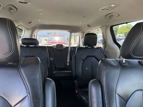 Used 2022 Chrysler Pacifica Touring-L FWD image 13