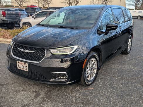 Used 2024 Chrysler Pacifica Touring-L image 5