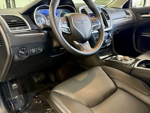 Used 2018 Chrysler 300 Touring L image 13