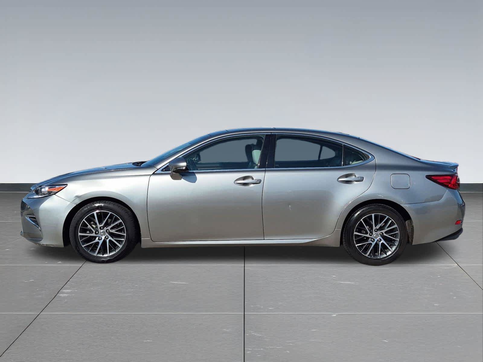 Used 2017 Lexus ES 350 w/ Luxury Package FWD image 3