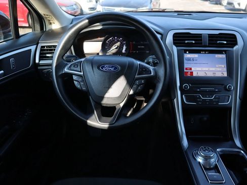 Used 2018 Ford Fusion SE w/ Fusion SE Technology Package FWD image 20