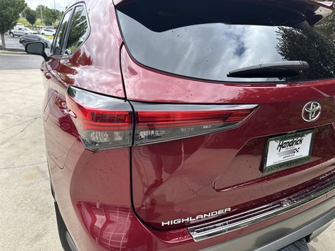 Used 2021 Toyota Highlander Platinum AWD/4WD image 11