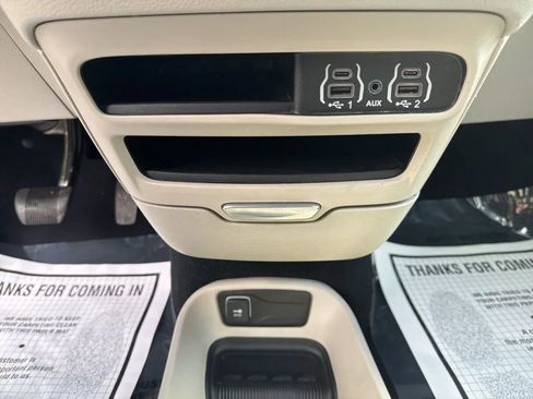 Used 2023 Chrysler Pacifica Touring-L image 29