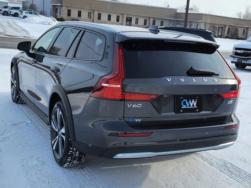 Used 2025 Volvo V60 B5 Cross Country Plus image 12
