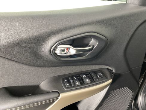 Used 2018 Jeep Cherokee Latitude w/ Safety Group AWD/4WD image 13