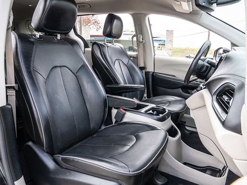 Used 2019 Chrysler Pacifica Limited image 19
