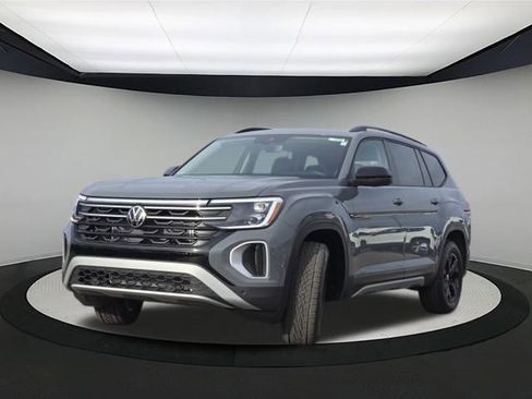 New 2026 Volkswagen Atlas Peak Edition image 3