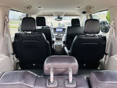 Used 2022 Chrysler Pacifica Touring-L FWD image 29