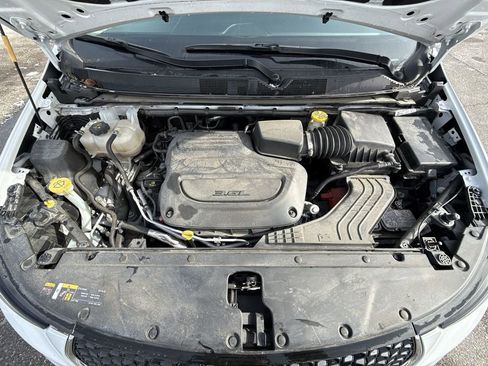 Used 2024 Chrysler Pacifica Touring-L image 17