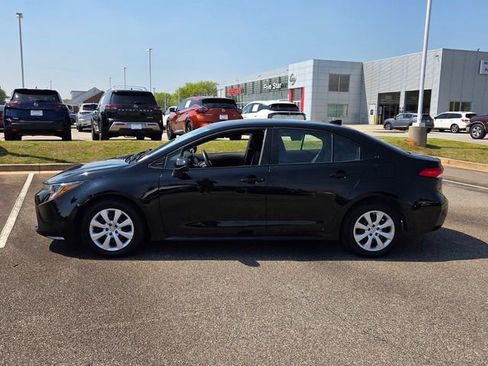 Used 2025 Toyota Corolla LE image 4