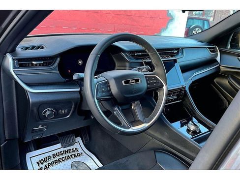 Used 2024 Jeep Grand Cherokee L Laredo image 14