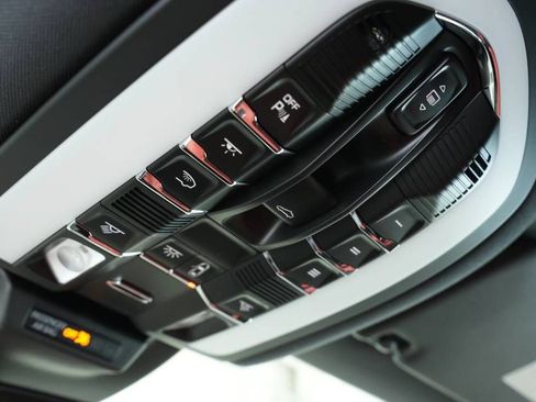 Certified 2025 Porsche Macan AWD/4WD image 36