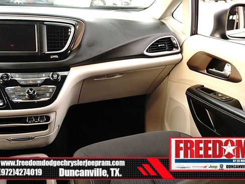 Used 2023 Chrysler Voyager LX image 37