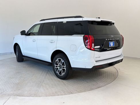 Used 2025 Ford Expedition Active image 3