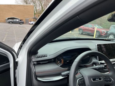 Used 2025 Jeep Compass Trailhawk image 32