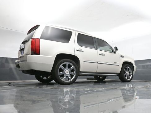 Used 2013 Cadillac Escalade Luxury image 39