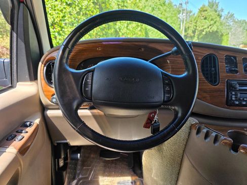 Used 2002 Ford E-150 and Econoline 150 image 18