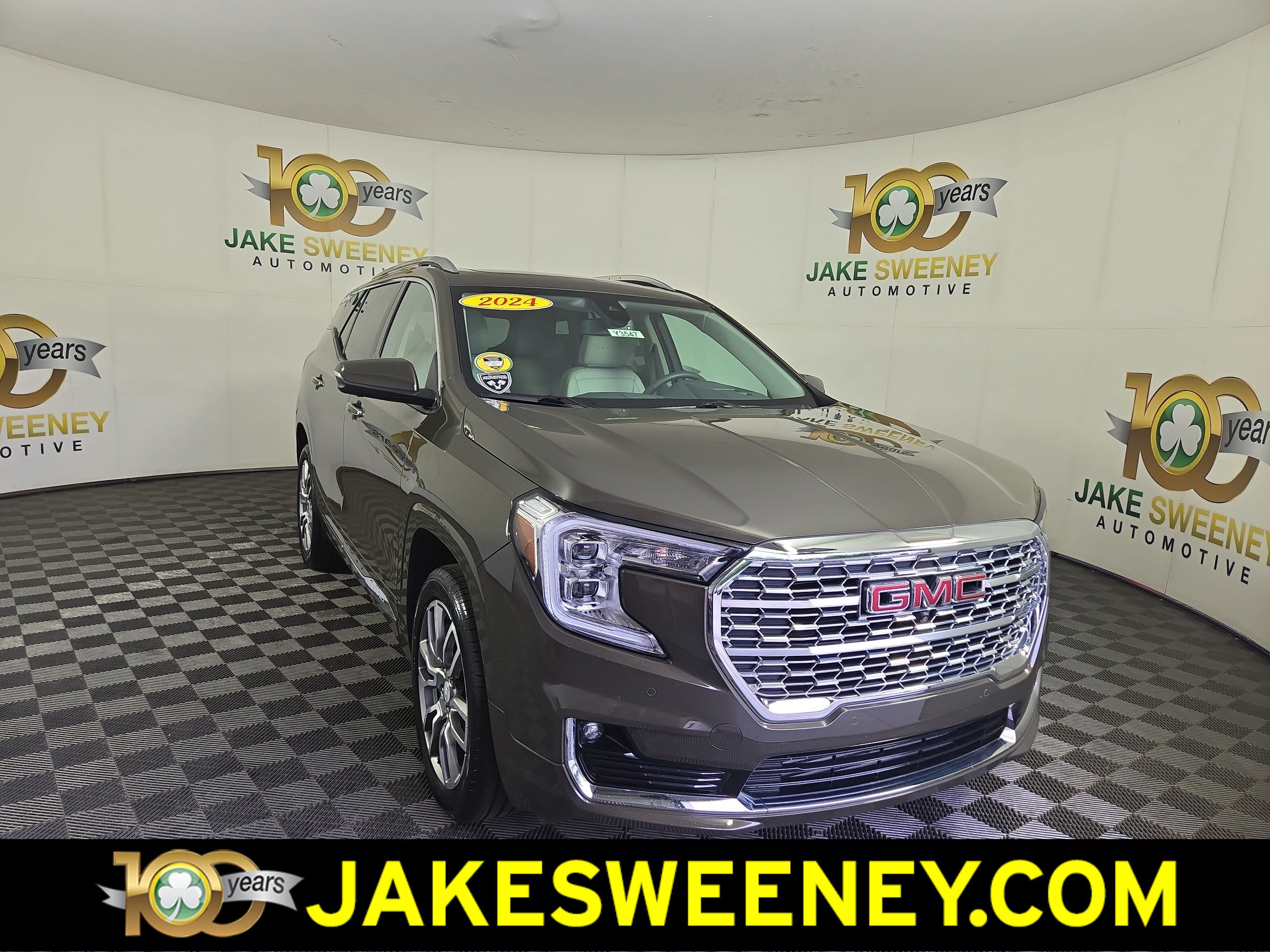 Used 2024 GMC Terrain Denali w/ Denali Premium Package AWD/4WD image 1