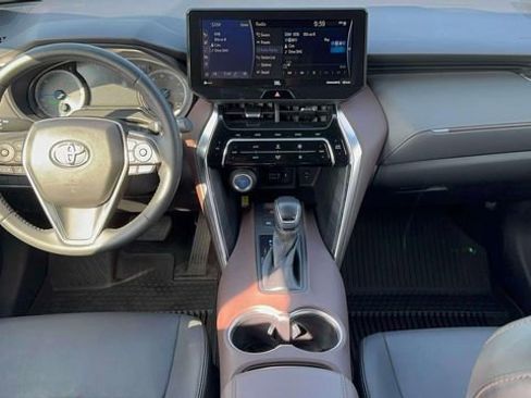 Used 2022 Toyota Venza XLE image 12