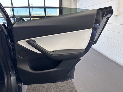 Used 2021 Tesla Model Y Long Range image 40