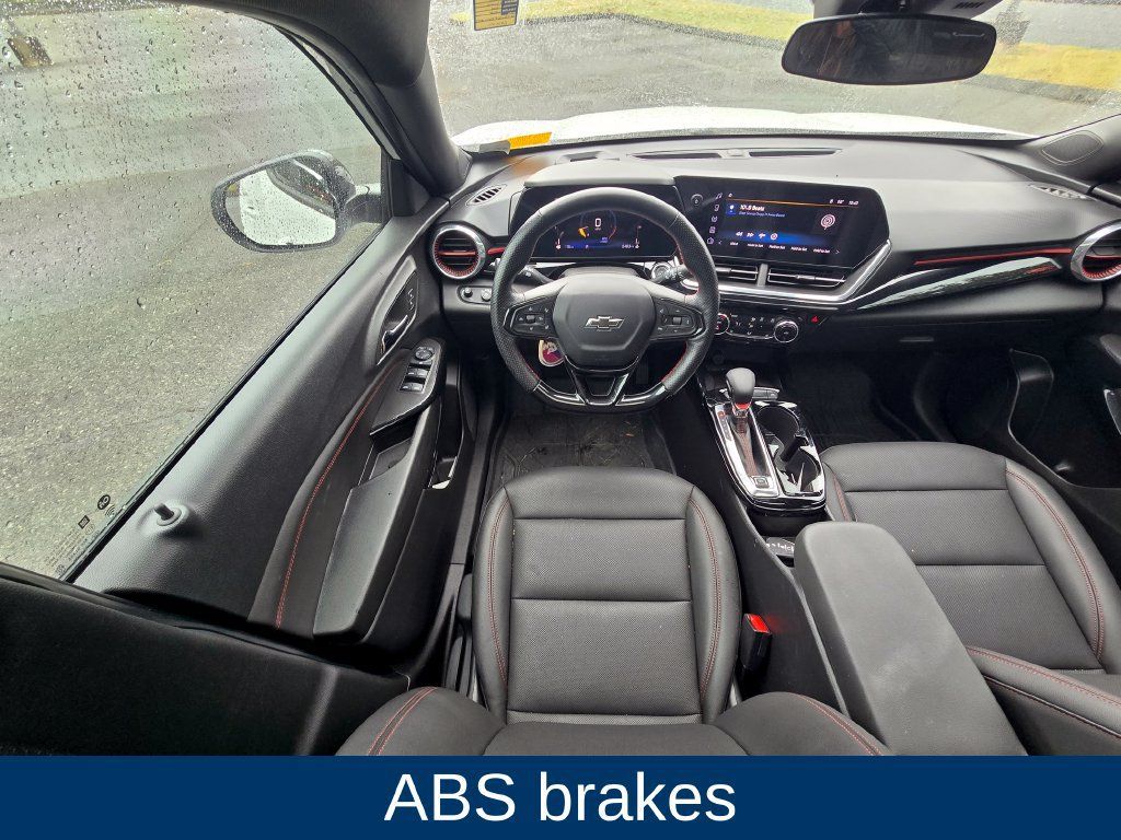 Used 2025 Chevrolet Trax RS w/ Sunroof Package FWD image 13