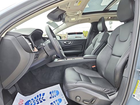 Certified 2022 Volvo S60 B5 Momentum w/ Premium Package image 13