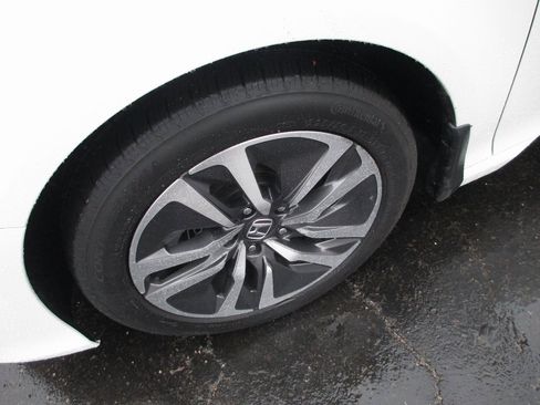 Used 2019 Honda Accord Touring image 11