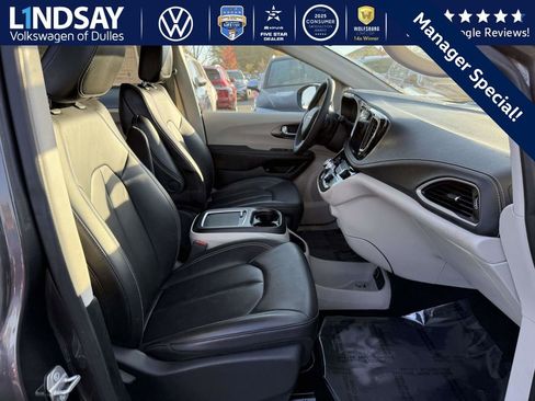 Used 2023 Chrysler Pacifica Touring-L image 11