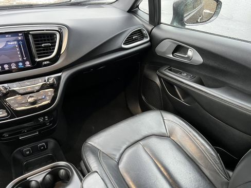 Used 2020 Chrysler Pacifica Touring-L Plus image 32