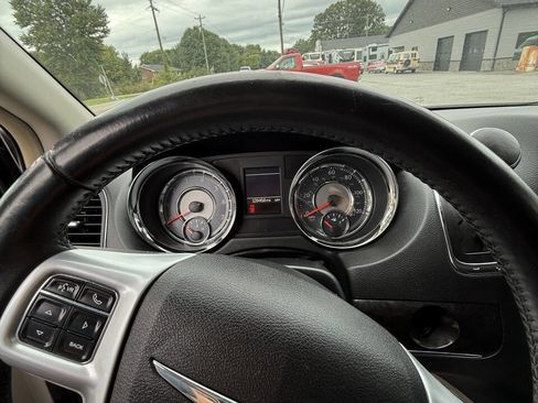 Used 2014 Chrysler Town & Country Touring image 10