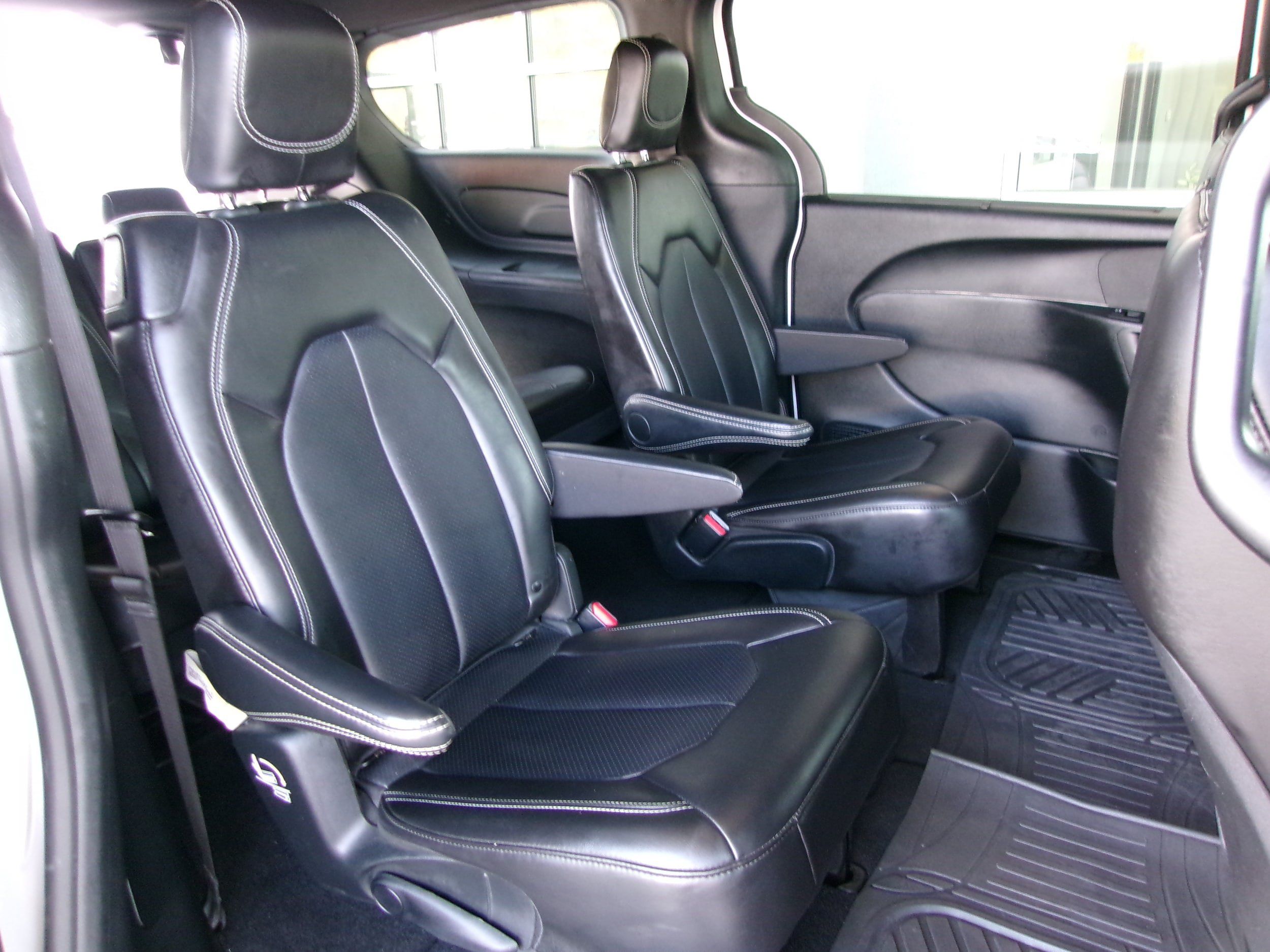 Used 2025 Chrysler Pacifica Select FWD image 18